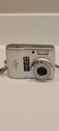 Nixon Coolpix L4 Digital Camera with case