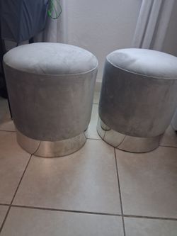 Set of 2 Gray Velvet Ottoman Poufs