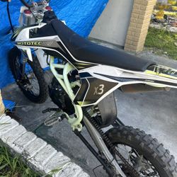 MotoTec X3 125cc 4-Stroke Gas Dirt Bike