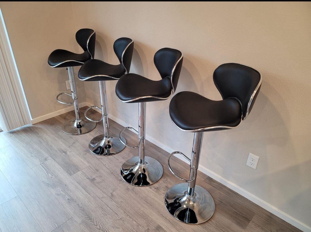 4 Brand New barstools