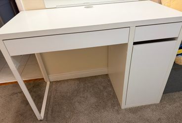 White Vanity Desk no mirror