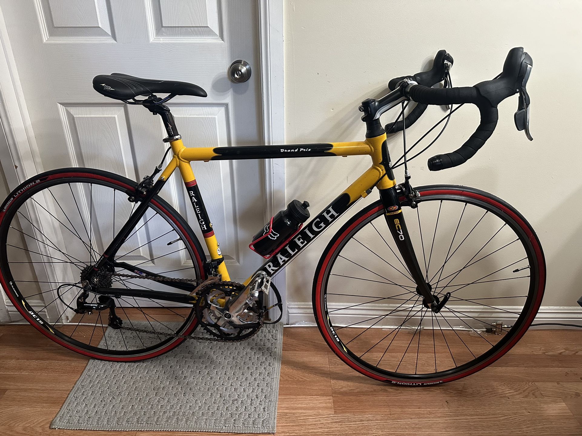 Road Bike “ Raleigh Grand Prix “ En Excelente Condición. Fork Carbón. Size 53Cm