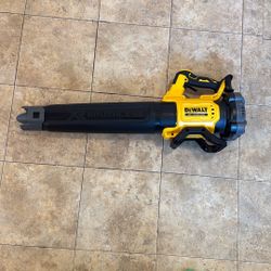 DEWALT 20V MAX 125 MPH 450 CFM Brushless Cordless Battery Powered Blower Kit
