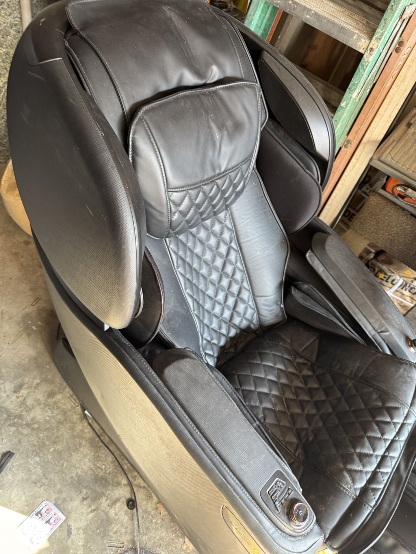 COZZIA MASSAGE CHAIR MODEL ymx-ec628m (see description)