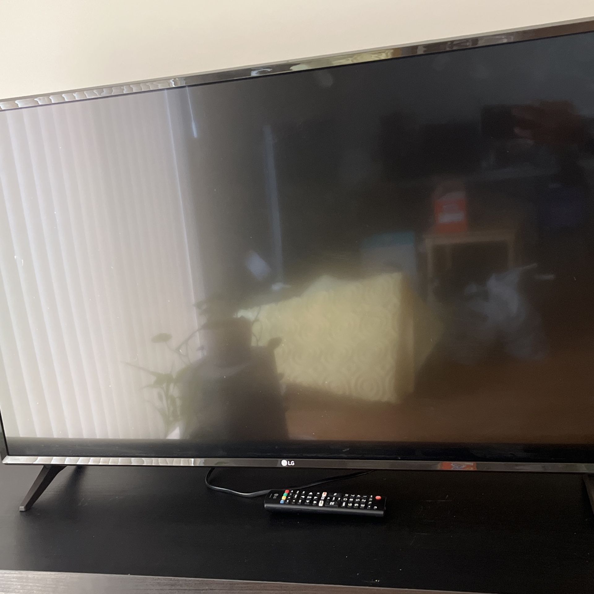 LG Electronics 43UJ6300 43-Inch 4K Ultra HD Smart LED TV (2017 Model)