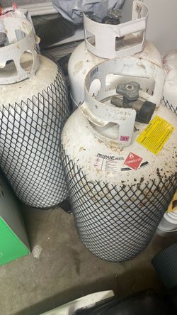 2 Filled 40 Lb Propane Tanks 150 Each 