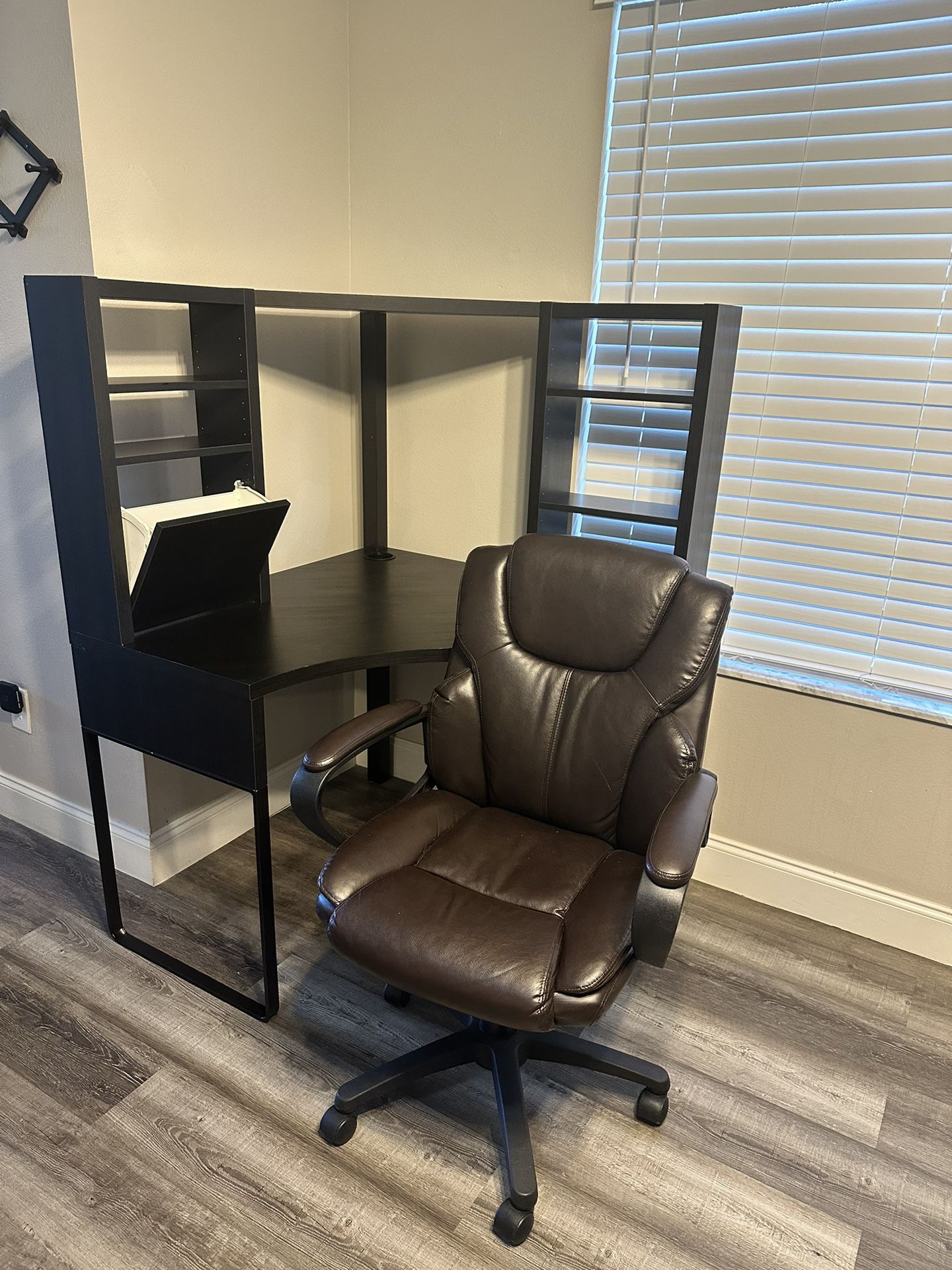 Office table  and chair!!! Mesa de oficina y silla 