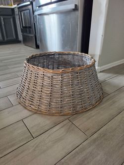 Grey/natural wicker Tree Skirt