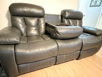 Juego de sofá reclinable eléctrico de cuero sintético gris y sofá de dos plazas con portavasos