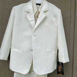 Boys Ivory Suit Size 6 / Traje De Niño Tamaño 6 