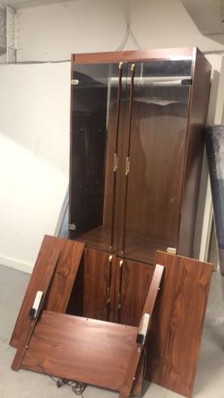 78hx33wx20 good condition 3 shelf’s and 2 light s