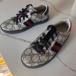 Gucci kids size shoes size 32