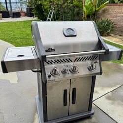 Napoleon Rogue 425 3 Burner BBQ Grill with Ceramic side burner