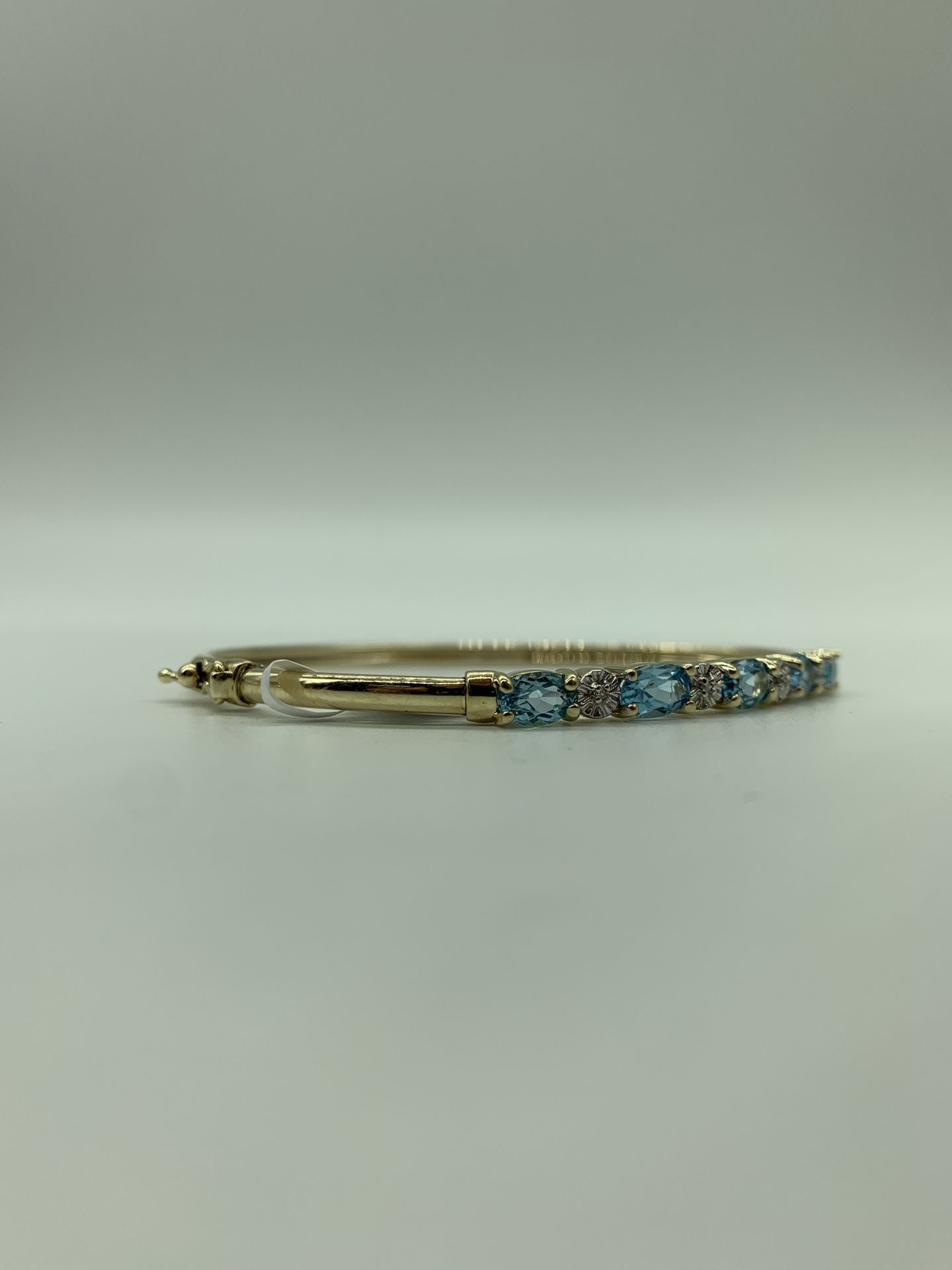 WOMENS 10KT YELLOW GOLD BANGLE