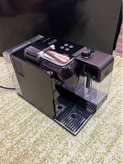 Nespresso De'Longhi Lattissima Plus capsule coffee machine. Like New