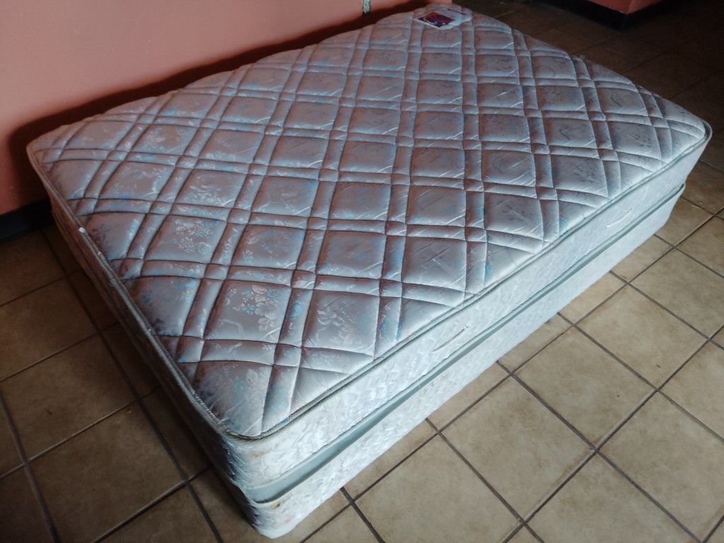 Nice Full-size Mattress and Boxspring 