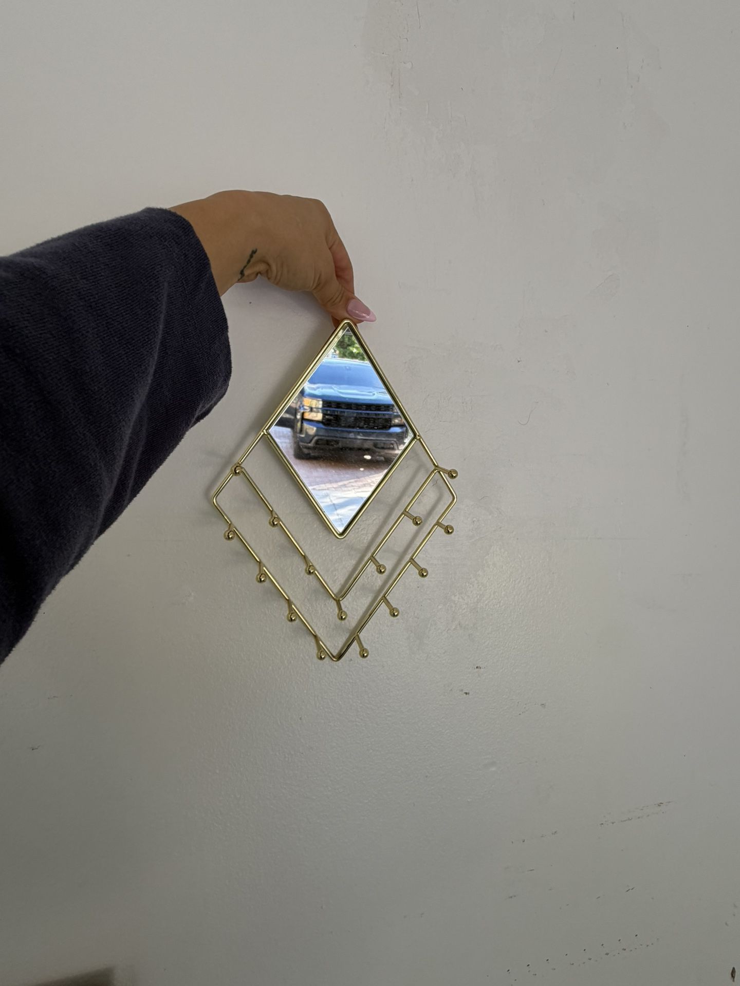 Jewelry having piece with mirror super cute! 