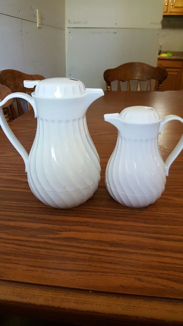 Connosserve insulated tea pitchers. 1 large. 1 medium? Very pretty. Both for 10 or best offer.