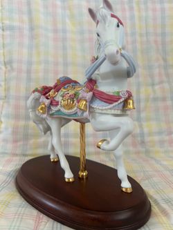 Vintage Porcelain Horse Statue – Excellent Condition 🐎