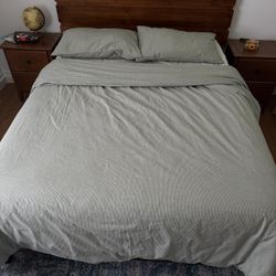 Queen Size Duvet Cover And 2 Pillow  Cases 