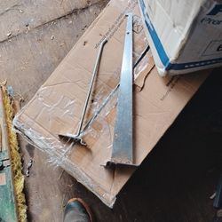 Retail Shelves Hanging Pegs