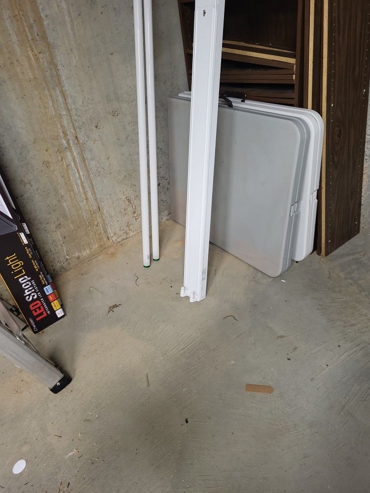 8 Ft Florescent Strip Like With Tubes