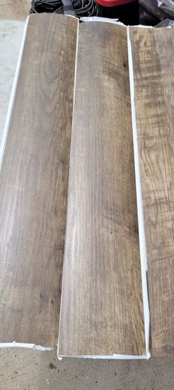 4 boxes peel and stick of flooring rustic oak 90+ sq ft