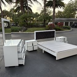 Beautiful Bedroom Set Queen Size Solid Wood White Color In Excellent Condition by Malaysia Furniture