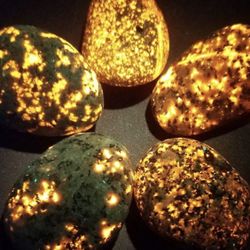 UV Reactive Yooperlite Crystal Wolf