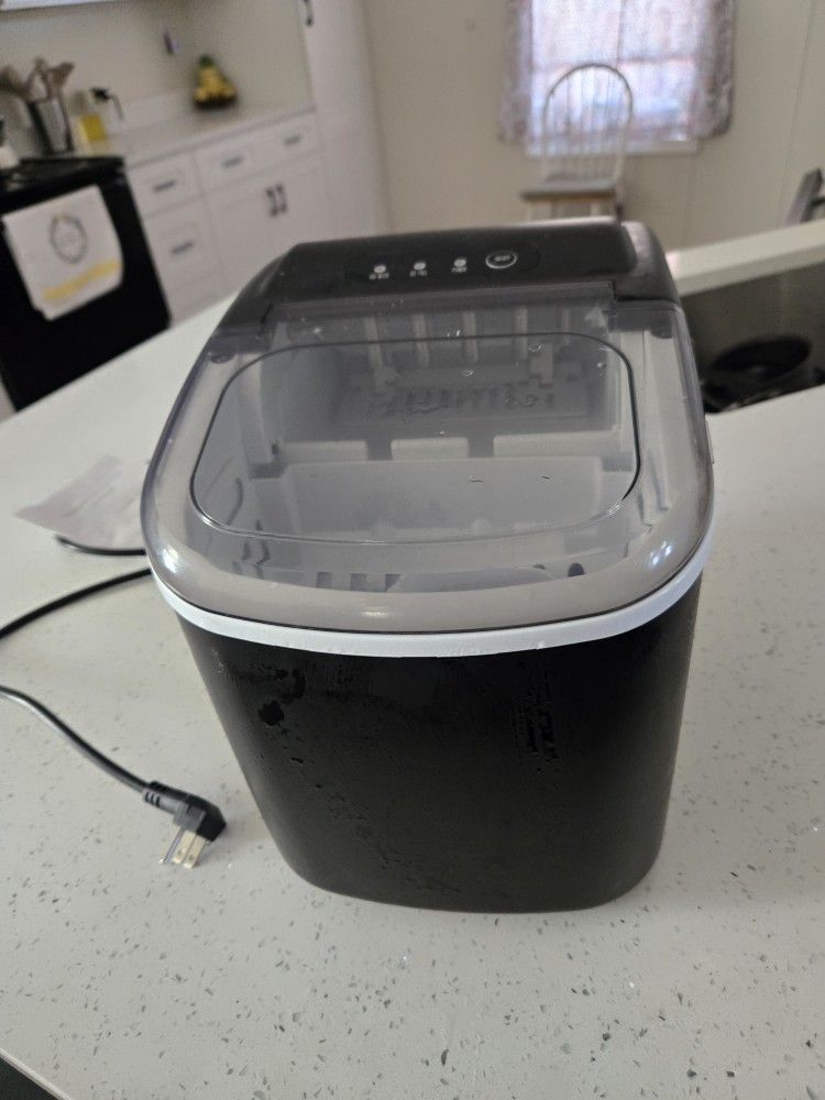Like New Counter Ice Maker 