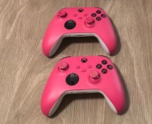 2 Xbox One Controllers