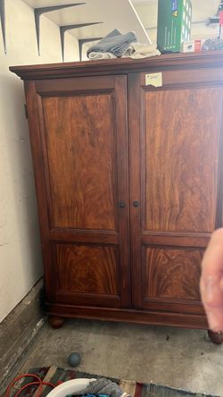 2  Free desks/storage armoires