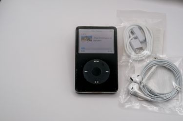 Apple iPod Classic 5.5th gen 30GB with new power cable and new EarPods headphone