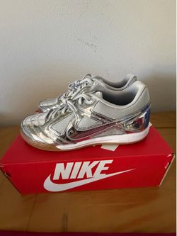 Brand New Nike Men’s Gato LV8 Indoor shoes - Size 10