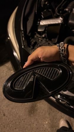 Infiniti Q50 Les emblem