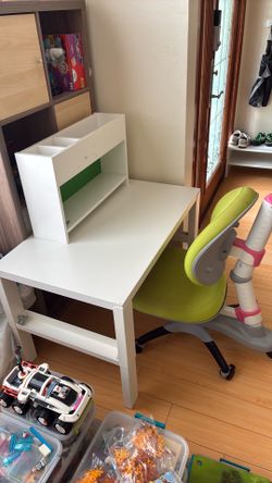 Kids adjustable height desk and chair