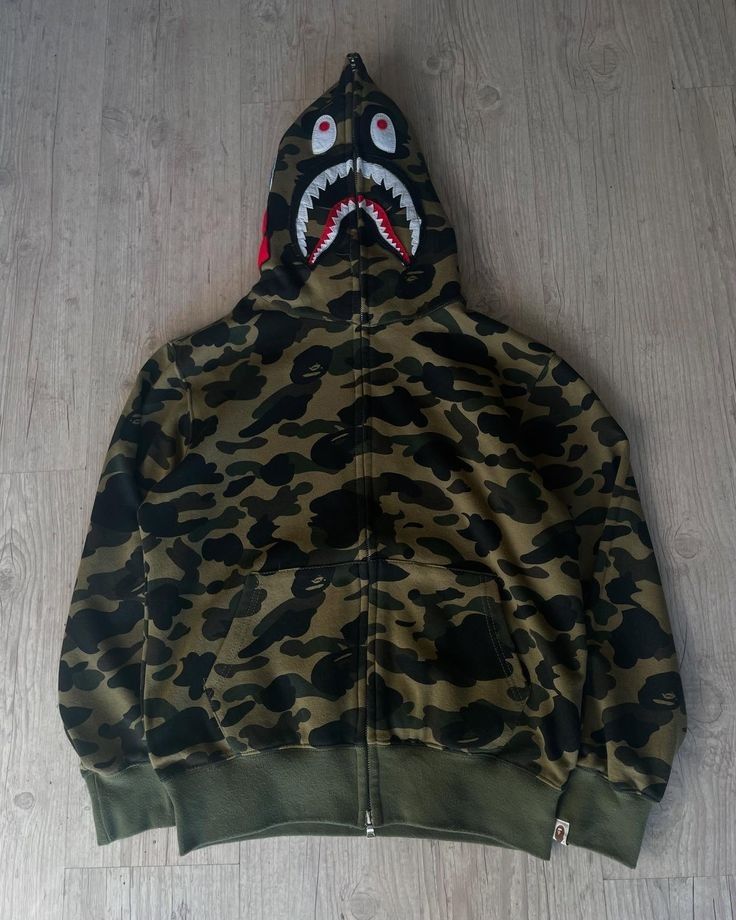 BAPE SHARK HOODIE – ZIP-UP FULL FACE
Size L –
