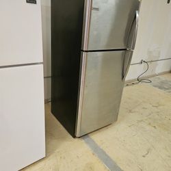 Frigidaire Top And Bottom Refrigerator Stailess Steel Used Good Conditions 