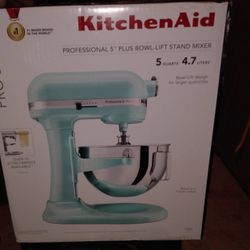 Kitchen Aid Mixer 5qts With Multiple Attachments 
