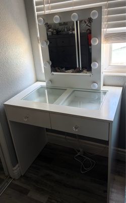 Desk and v￼anity mirror (no chair)