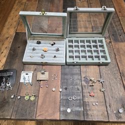 Vintage and recent jewelry lot, 8 rings, 11 earrings, 3 charms, 3 pins, 2 necklaces, 2 jewelry cases