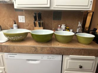 Vintage Pyrex green bowls.