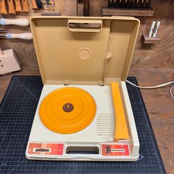 Vintage Fisher Price turntable 33 & 45 rpm WORKS!