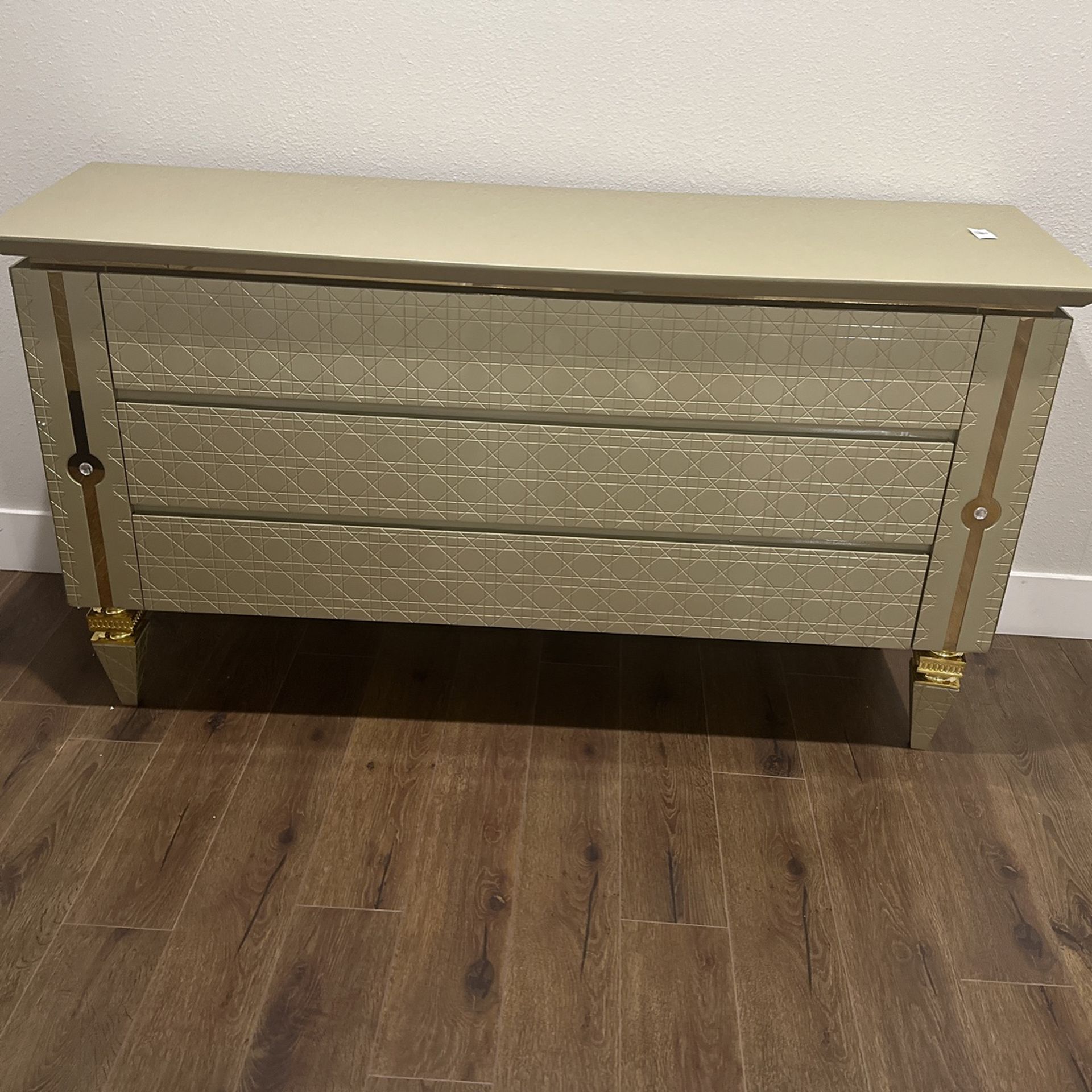 Nuebos Es Un Tocador Y Dos Buros