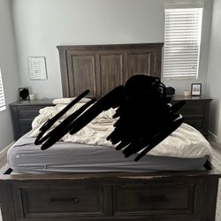 Bed frame w/ drawers (4 total)