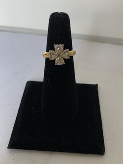 Gold tone with sparkly rhinestone ring size 6.5