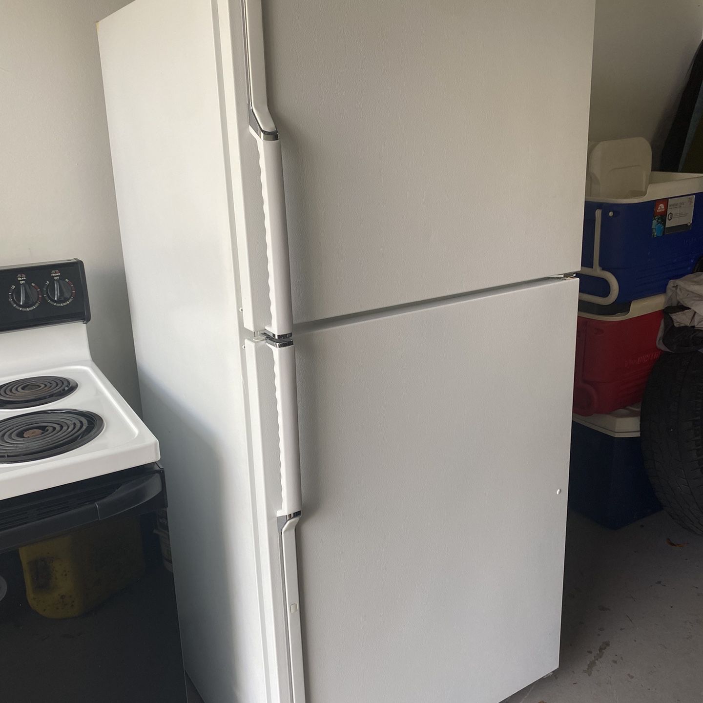 GE Refrigerator With Ice maker 