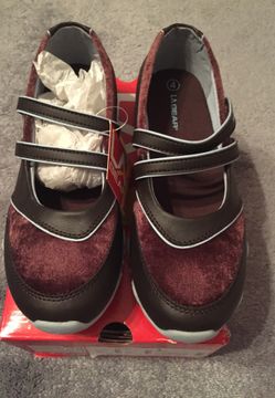 Girls shoes-Size 4. LA Gear—Brand New in Box