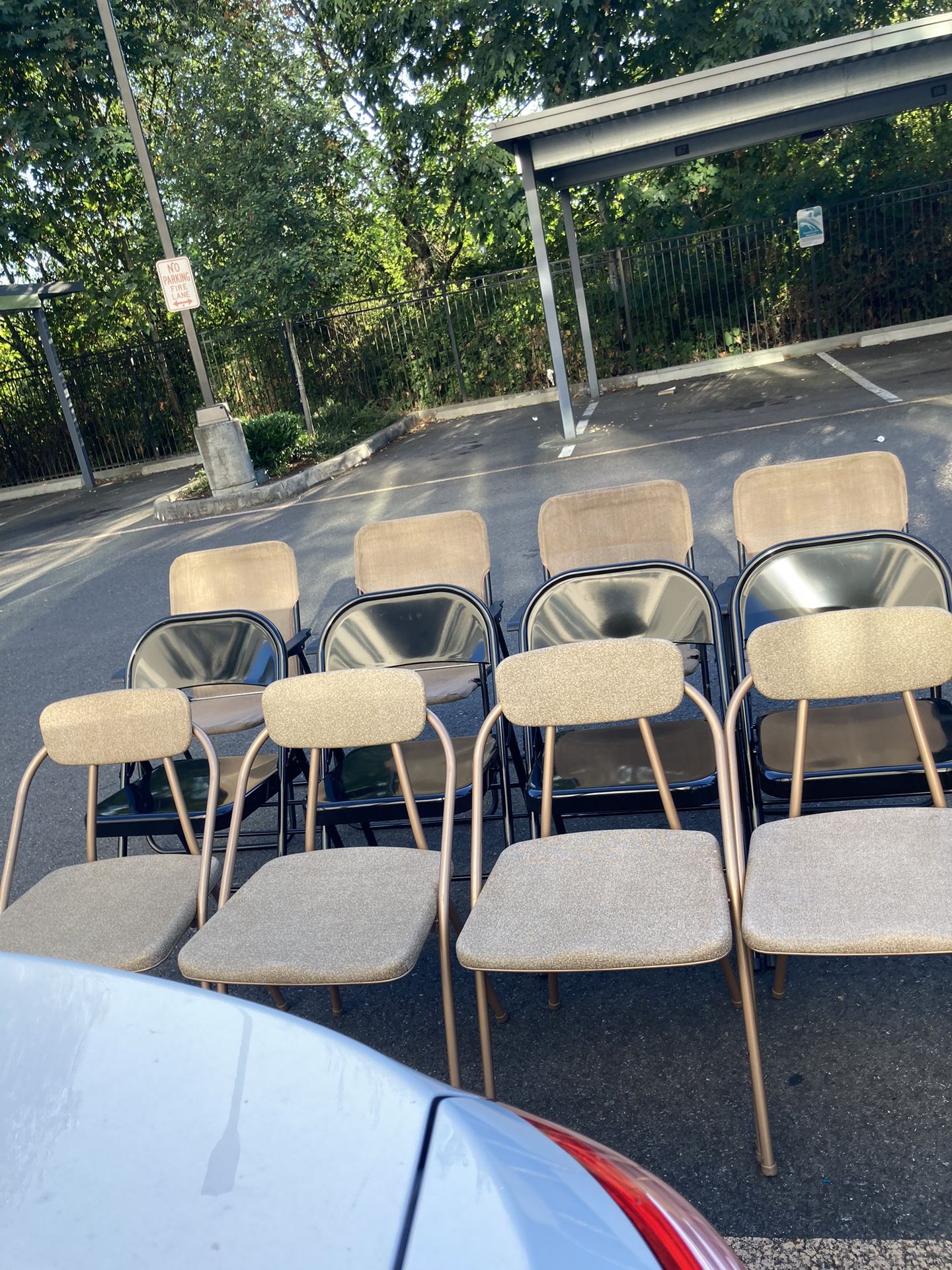 12 Outdoor Metal Folding Chairs. Still In Good Condition And Useable(See & Click On Pictures)