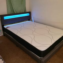 NEW Queen-Size MATTRESS and BOX SPRING. Bed frame not included👍